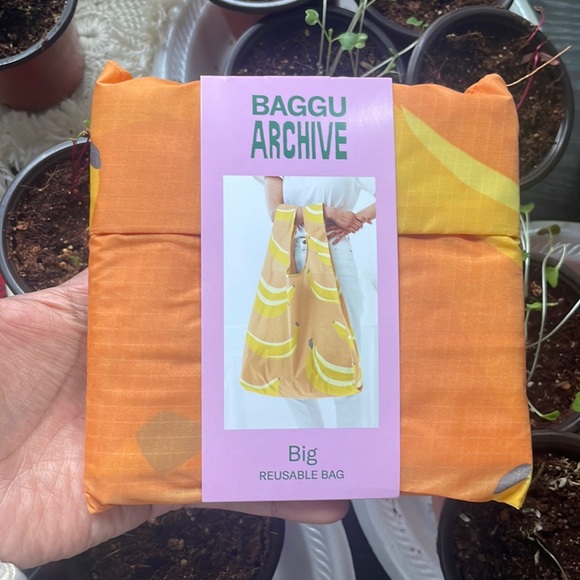 BAGGU Handbags - NWT big BAGGU- banana